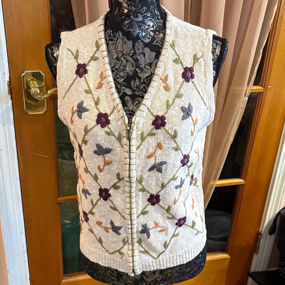 Classic Elements Floral Embroidered Zip-Up Knit Vest, S